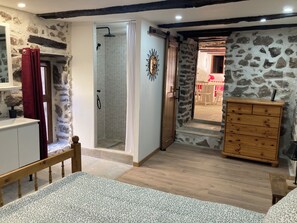 2 bedrooms, travel cot, free WiFi, bed sheets