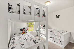 4 chambres, fer et planche à repasser, lit de bébé portatif