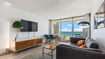 Condo de lujo, balcón, vista al océano | Área de sala de estar | Televisión de pantalla plana, reproductor de DVD y biblioteca musical