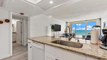 Condo de lujo, balcón, vista al océano | Cocina privada | Refrigerador con congelador, microondas, horno y parrilla de estufa