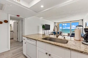 Refrigerador con freezer, microondas, horno, placa de cocina