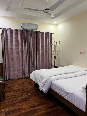 3 chambres, bureau, fer et planche à repasser, lit parapluie