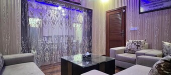 Haven Lodge, Cozy 3BR Entire Home with Lounge, Drawing, Dining & Kitchen