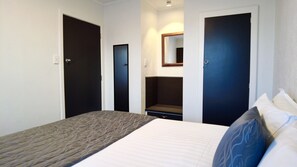 Comfort Suite | Individually decorated, individually furnished, laptop workspace - Moana Court Motel (Invercargill)