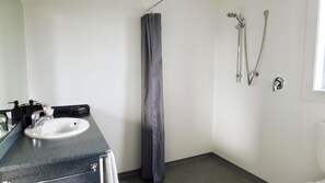 Comfort Studio | Bathroom | Shower, free toiletries, hair dryer, towels - Moana Court Motel (Invercargill)
