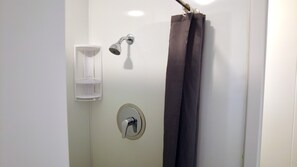 Shower, free toiletries, hair dryer, towels - Moana Court Motel (Invercargill)