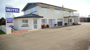 Un motel con un cartello che indica la disponibilità.