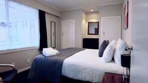 Family Triple Room | Individually decorated, individually furnished, laptop workspace - Moana Court Motel (Invercargill)