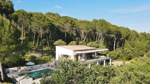 A modern house with a swimming pool, surrounded by dense forest. - Lorgues Provence Views Comfort Holiday Rest 3 Km from the center! (LorgUes)