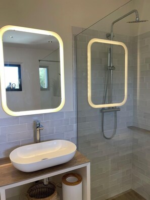 Serviettes fournies, papier toilette