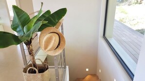 A staircase with a potted plant and a straw hat. - Lorgues Provence Views Comfort Holiday Rest 3 Km from the center! (LorgUes)