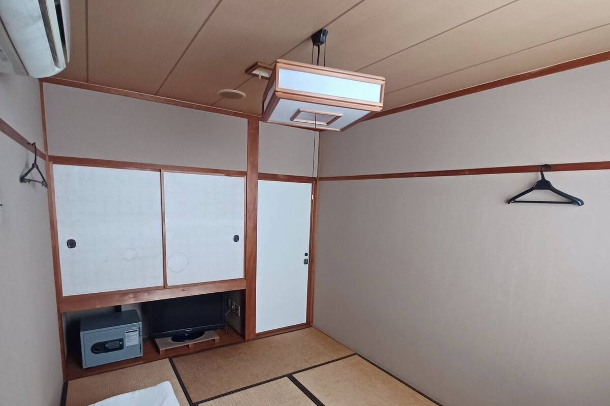 Quarto básico, para fumantes | Escrivaninha