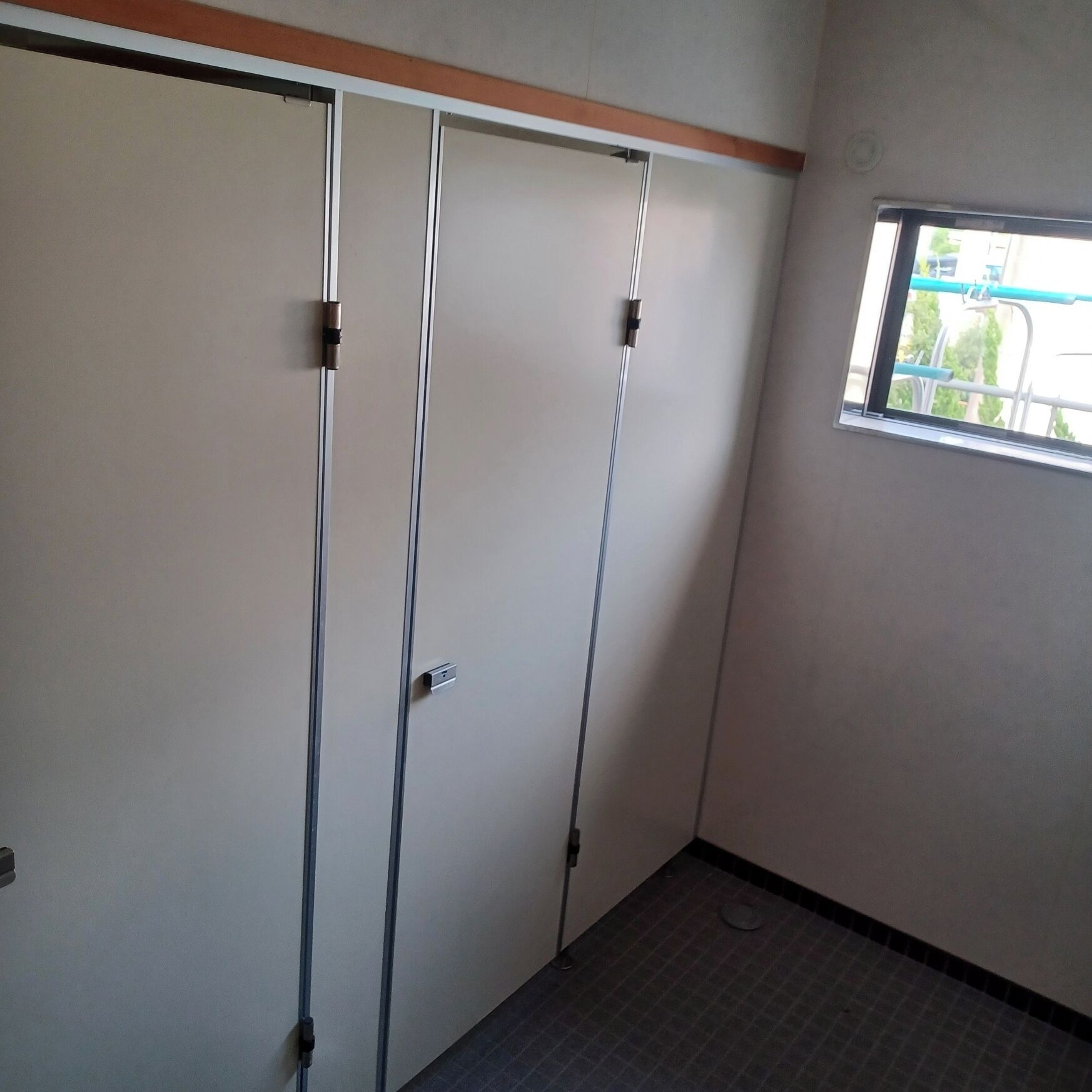 個別の浴槽とシャワー、スリッパ、タオル