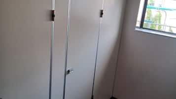 個別の浴槽とシャワー、スリッパ、タオル