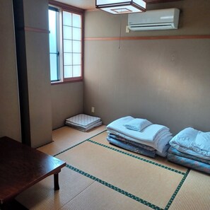 Quarto básico, para fumantes | Escrivaninha