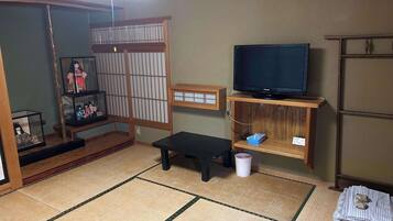 Basic Room, Smoking | Desk