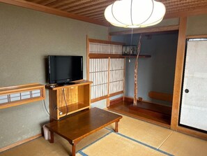Basic Room, Smoking