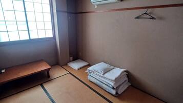 Basic Room, Smoking | Desk