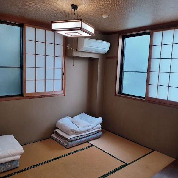 Basic Room, Smoking