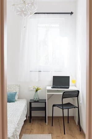 3 habitaciones, escritorio y tabla de planchar con plancha 