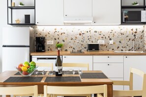 Refrigerador, microondas, placa de cocina, lavavajillas