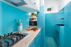 Réfrigérateur, four à micro-ondes, cafetière-théière