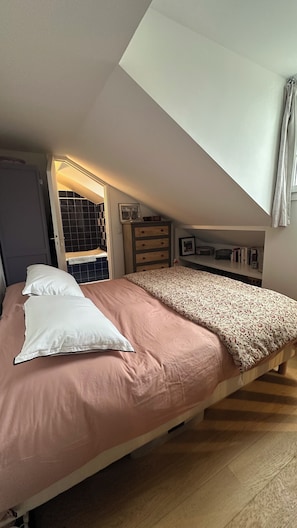 1 chambre, fer et planche Ă repasser, Wi-Fi gratuit, draps fournis