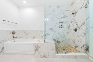 Douche, baignoire à jets, sèche-cheveux, serviettes fournies