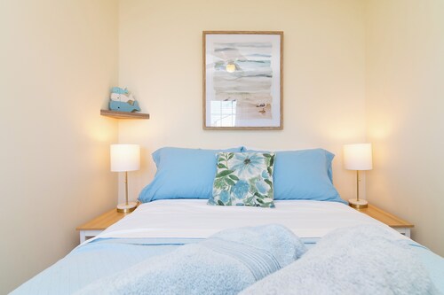 Centrally Located w/Deck, 4 TVs, Fireplace, 2 Desks, Linens, Games, Wi-Fi & W/D