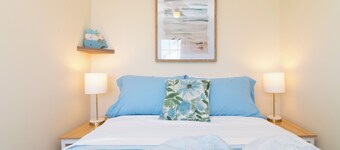 Centrally Located w/Deck, 4 TVs, Fireplace, 2 Desks, Linens, Games, Wi-Fi & W/D