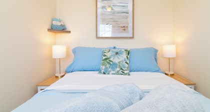 Centrally Located w/Deck, 4 TVs, Fireplace, 2 Desks, Linens, Games, Wi-Fi & W/D