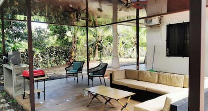 Isla Palo Seco Pool home, 3-bedroom house with AC & Wi-Fi in Parrita