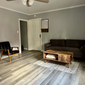 Smart TV - Amazing Downtown Location! Quiet & Spacious! #B (Mount Vernon)