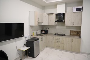 Geladeira, micro-ondas, cafeteira/chaleira, toalhas de papel