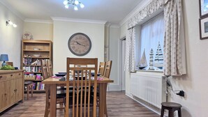 Dining - 3 bedroom accommodation in Amble (Amble)