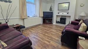 TV - 3 bedroom accommodation in Amble (Amble)