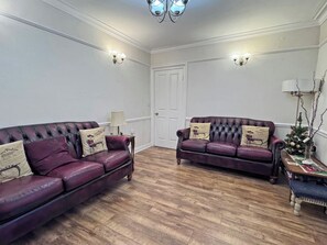 TV - 3 bedroom accommodation in Amble (Amble)