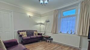 TV - 3 bedroom accommodation in Amble (Amble)