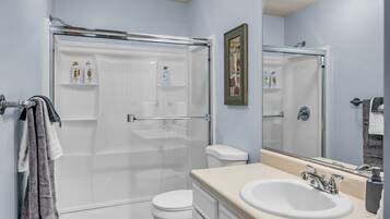 Douche, serviettes fournies, savon, papier toilette