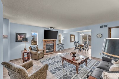 Spacious townhome - 2-bedrooms with King Beds in quite cul-de-sac - sleeps 6