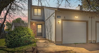 Spacious townhome - 2-bedrooms with King Beds in quite cul-de-sac - sleeps 6