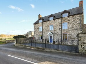 Exterior - 4 bedroom accommodation in Welshpool (Welshpool)