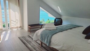 4 bedrooms, desk, iron/ironing board, free WiFi