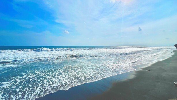 A beach with waves and a clear sky. - Beachfront Luxury Villa in Amatecampo Beach, El Salvador (Amatecampo)