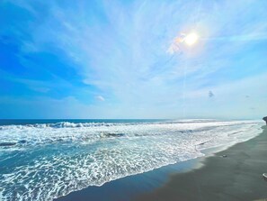 A beach with waves and a clear sky. - Beachfront Luxury Villa in Amatecampo Beach, El Salvador (Amatecampo)