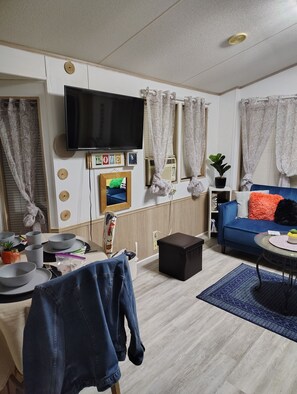 TV - Cozy "Tiny"  mobile home in charming Davenport with AC, Wifi, washer and dryer. (Davenport)