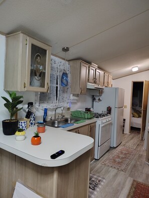 Geladeira, micro-ondas, fogão, cooktop