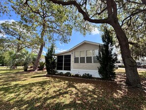 Exterior - Cozy "Tiny"  mobile home in charming Davenport with AC, Wifi, washer and dryer. (Davenport)