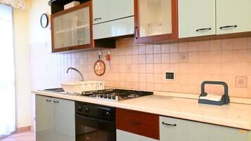 Een koelkast, een oven