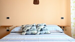 A bedroom with a bed, pillows, a wall-mounted light, and bedside tables. - SE152 - Senigallia, delightful two-room apartment facing the sea (Senigallia)